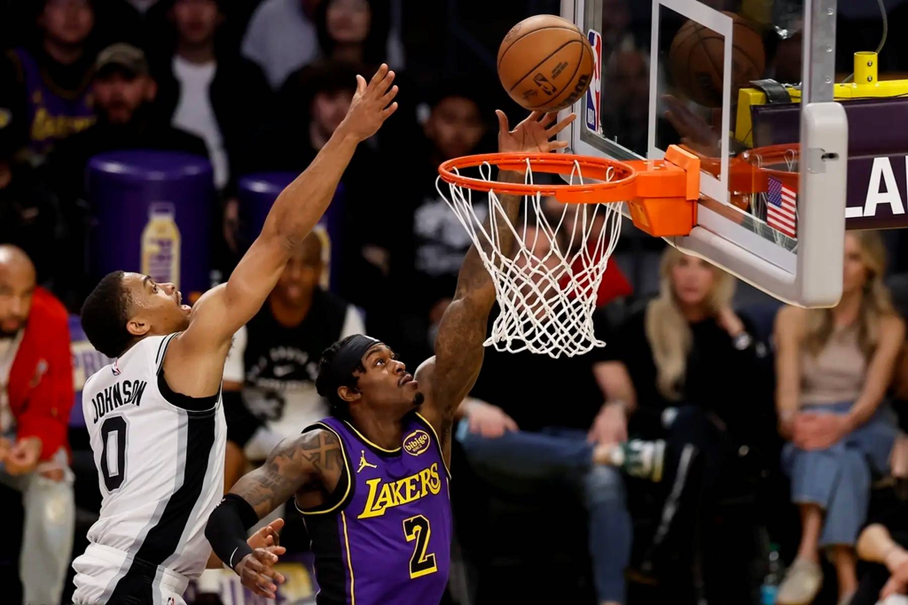 湖人队遇挑战成功击败马刺，豪取胜利