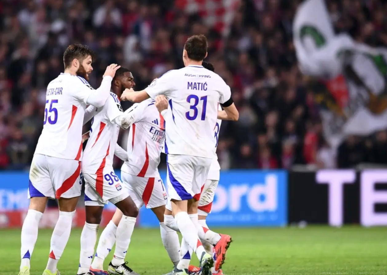 包含里昂主场战平里尔，法甲榜首领跑继续的词条