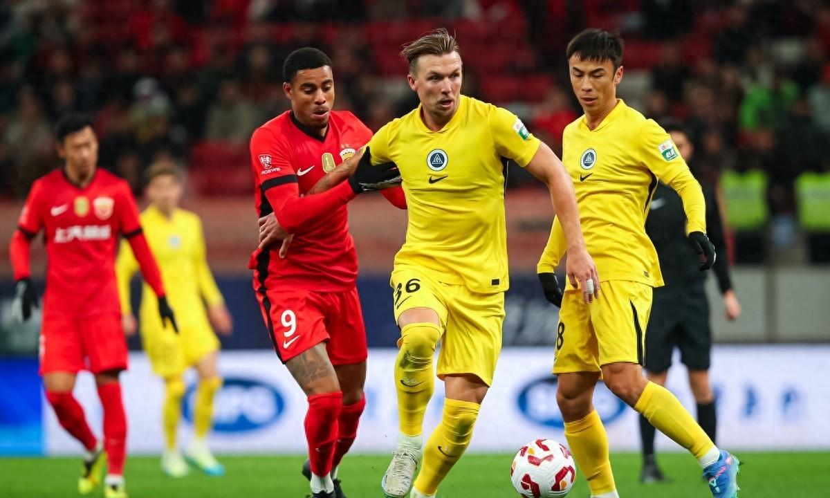 上港大胜，登顶积分榜领先优势扩大