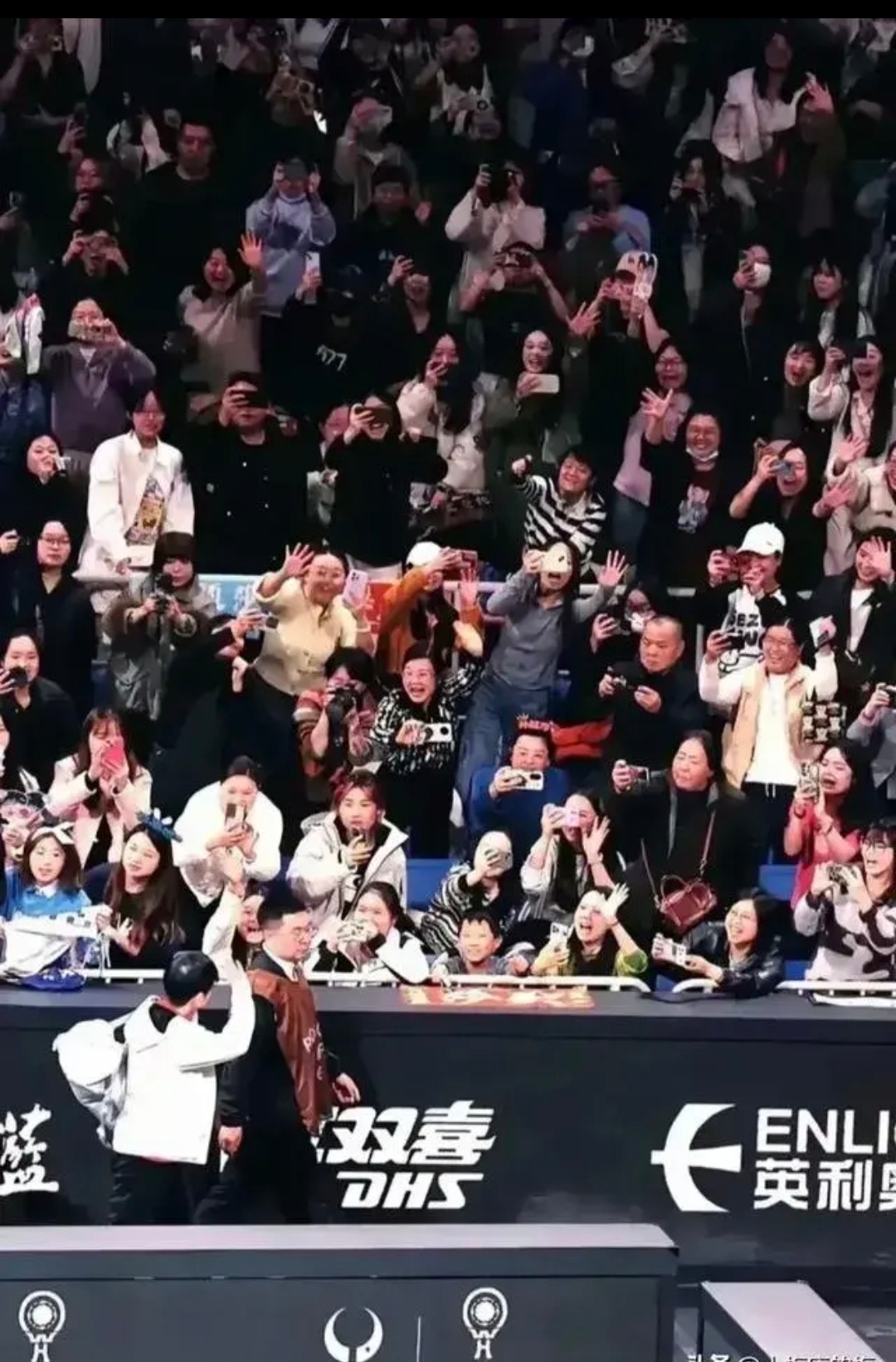 争议场面阻碍比赛进行，令观众深感遗憾