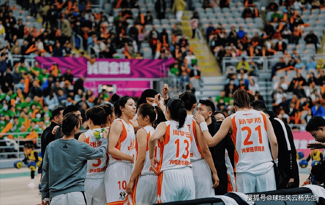 热心球迷支持！篮球联赛看台热情高昂到展现的简单介绍
