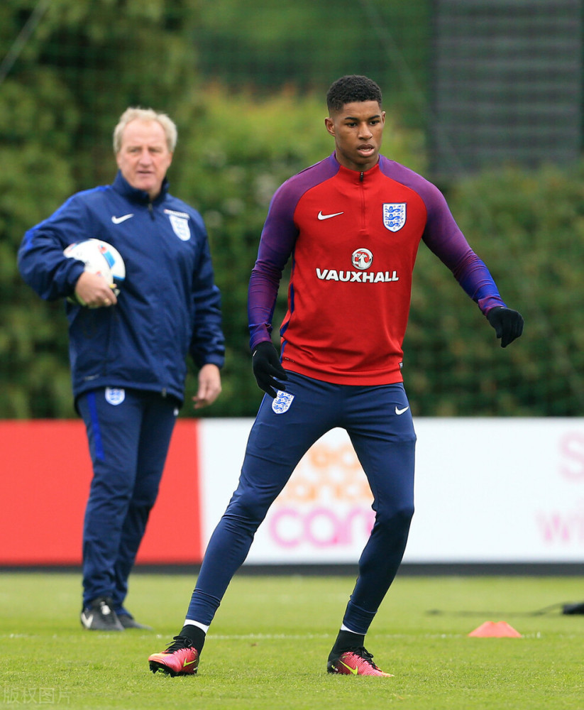 包含西班牙队备战遇困扰,教练组调整战术的词条 包含西班牙队备战遇困扰,教练组调整战术的词条