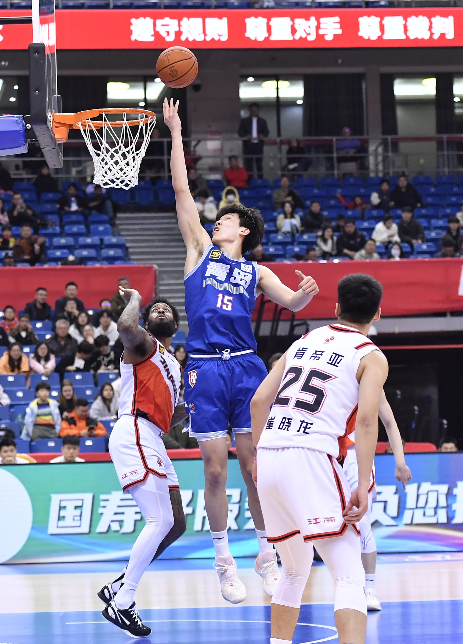 江苏男篮在主场击败广东队，取得关键胜利