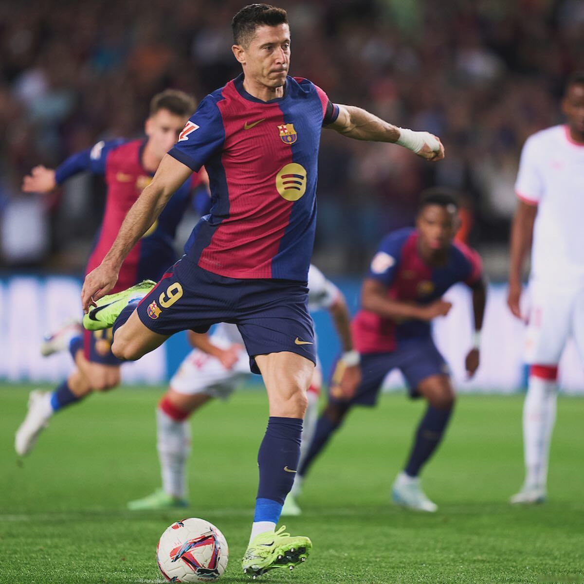 巴萨主场大胜皇马，梅西梅开二度领衔狂欢夜的简单介绍