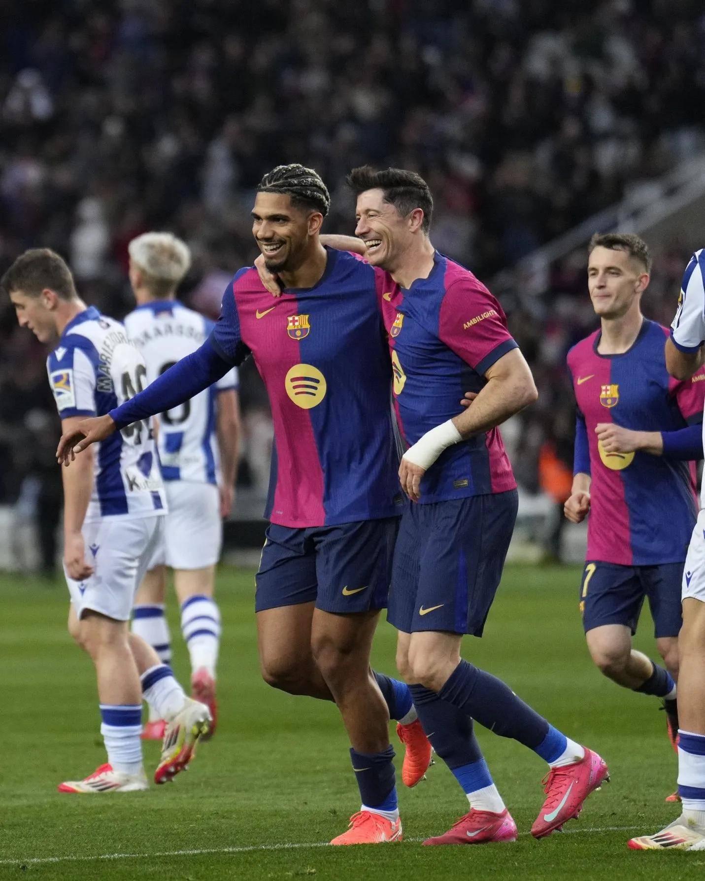 巴黎主场逼平曼联,巴西双星梅开二度 巴黎主场逼平曼联,巴西双星梅开二度