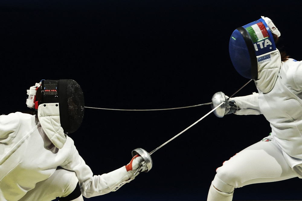 意大利代表团在击剑比赛中表现抢眼，获奖