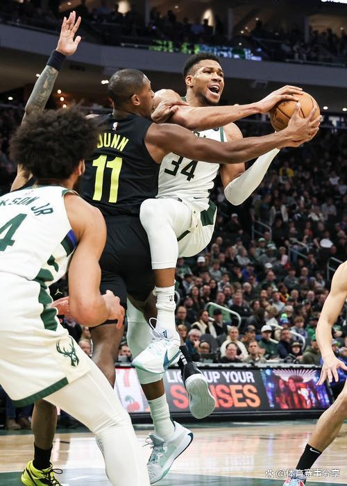 关于勇士客场逆转雄鹿，取得两连胜的信息