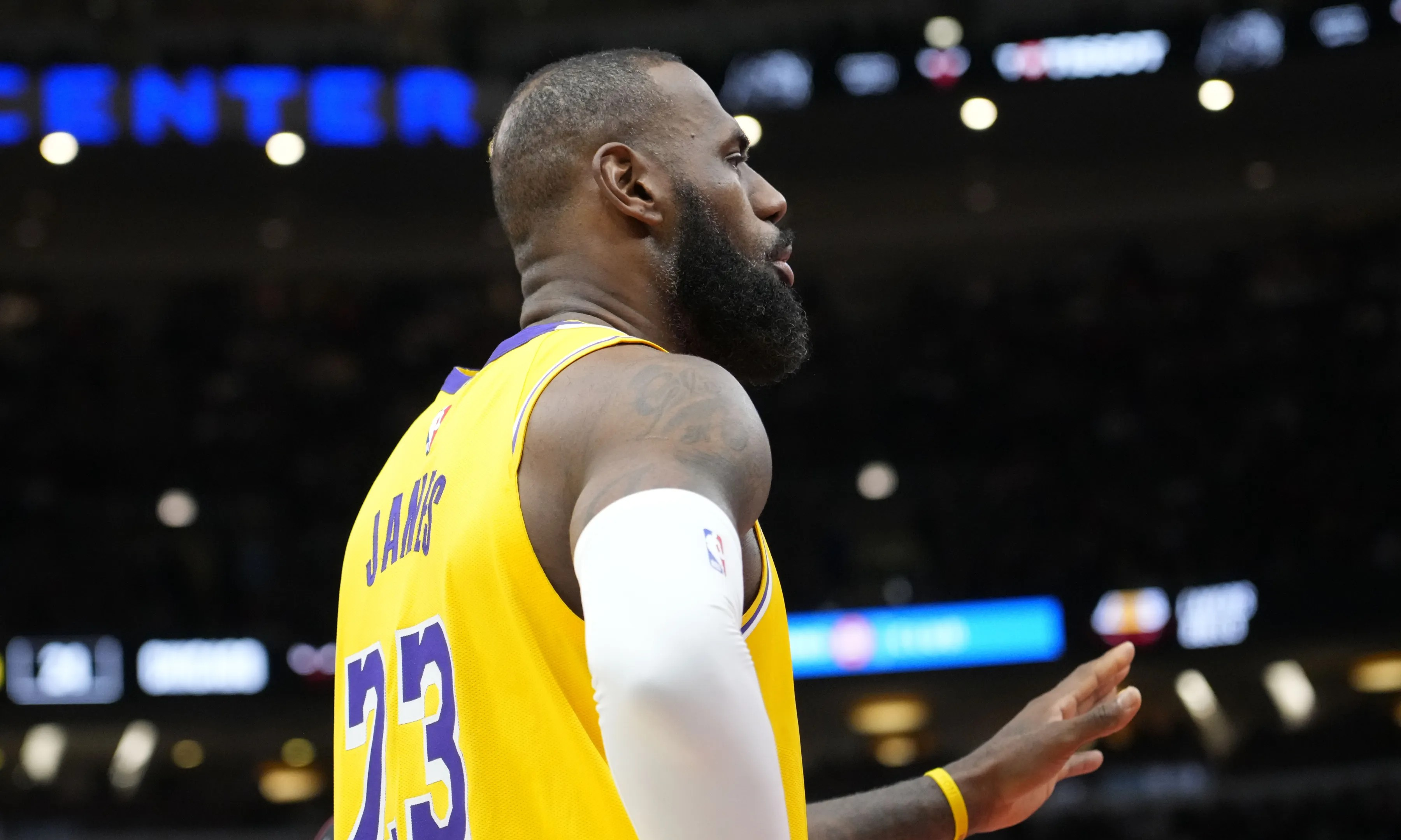 湖人大胜灰熊，再次披荆斩棘