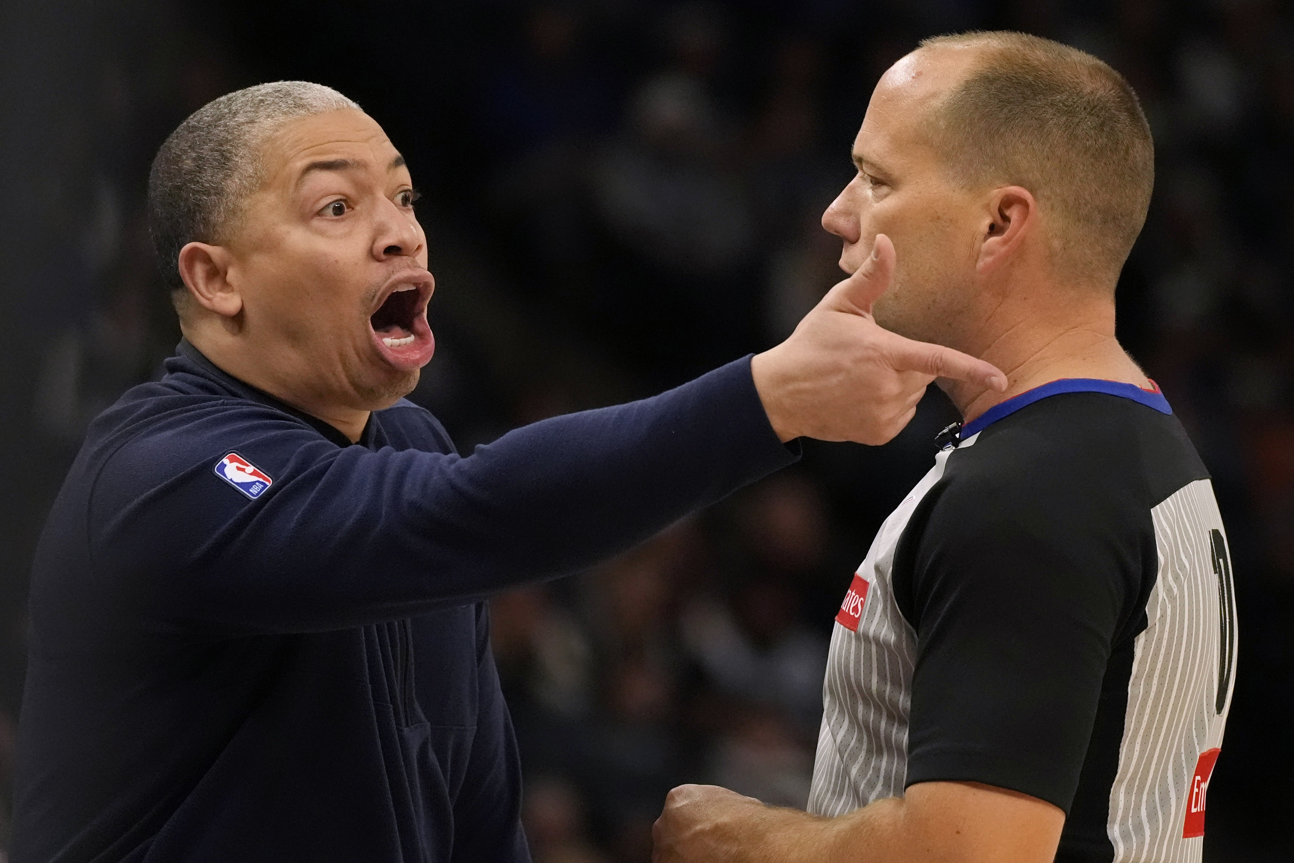 关于森林狼惨败快船，艾德华兹遭限制的信息