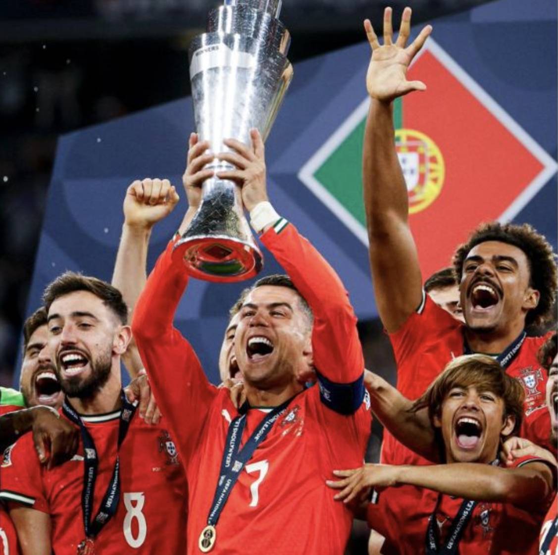 包含斯洛伐克客场逆转威尔士，夺得宝贵三分的词条